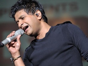 गाउँदागाउँदै छाती छाम्दै माथि गए भारतीय चर्चित गायक केके